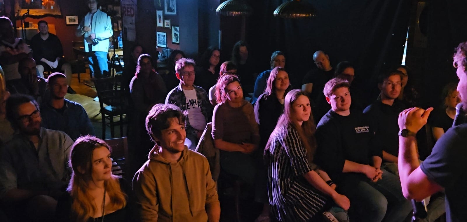 Live-Publikum bei einer Open-Air-Show von Cozy Comedy, einer von Netzrhein gebauten Website